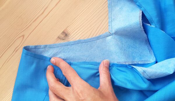 Make a notch at the point of the V shift dress pattern, diy shift dress, how to make a shift dress